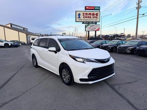 2022 Toyota Sienna LE