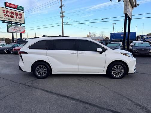 2022 Toyota Sienna LE