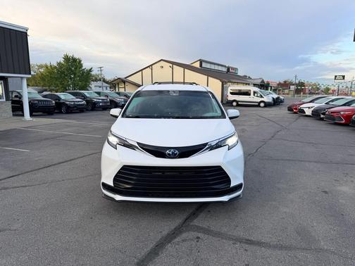 2022 Toyota Sienna LE
