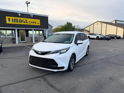 2022 Toyota Sienna LE