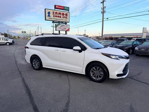 2022 Toyota Sienna LE