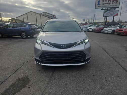 2021 Toyota Sienna LE
