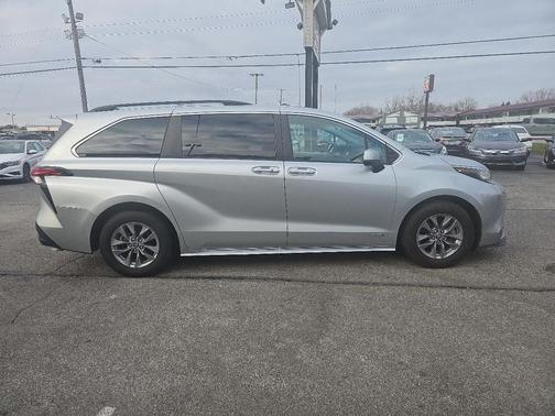 2021 Toyota Sienna LE