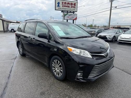 Midnight Black Metallic 2019 Toyota Sienna XLE