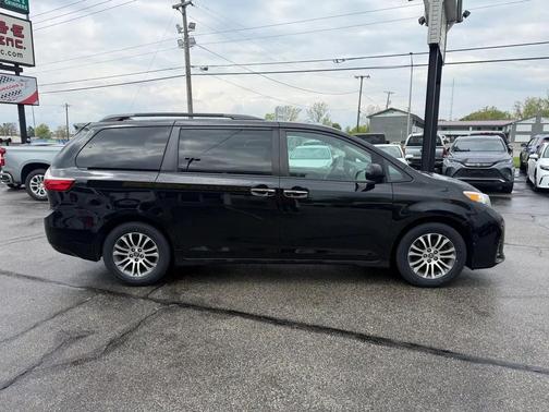 Midnight Black Metallic 2019 Toyota Sienna XLE
