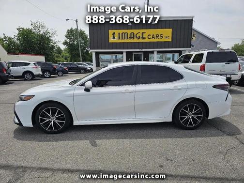 White 2022 Toyota Camry SE