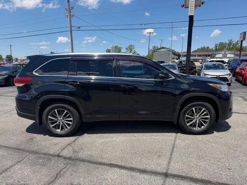 Midnight Black Metallic 2017 Toyota Highlander XLE