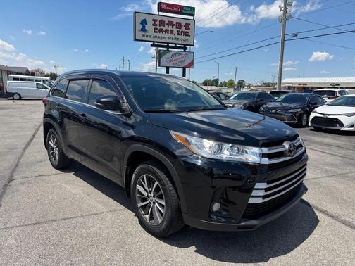 Midnight Black Metallic 2017 Toyota Highlander XLE