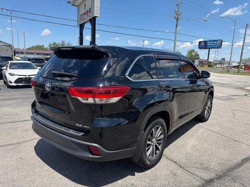 Midnight Black Metallic 2017 Toyota Highlander XLE