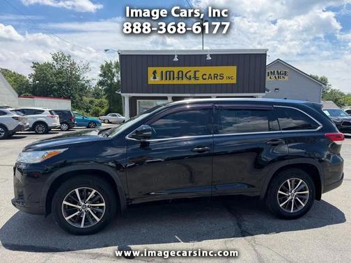 Midnight Black Metallic 2017 Toyota Highlander XLE