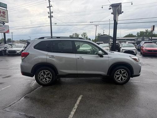 Ice Silver Metallic 2019 Subaru Forester Premium