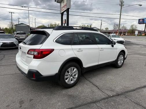 Crystal White Pearl 2018 Subaru Outback 2.5i