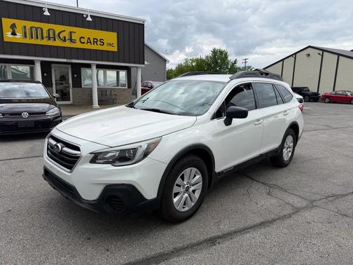 Crystal White Pearl 2018 Subaru Outback 2.5i