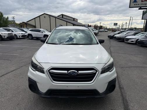 Crystal White Pearl 2018 Subaru Outback 2.5i