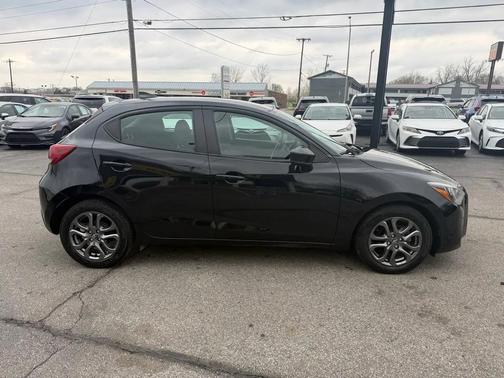 2020 Toyota Yaris Sedan XLE