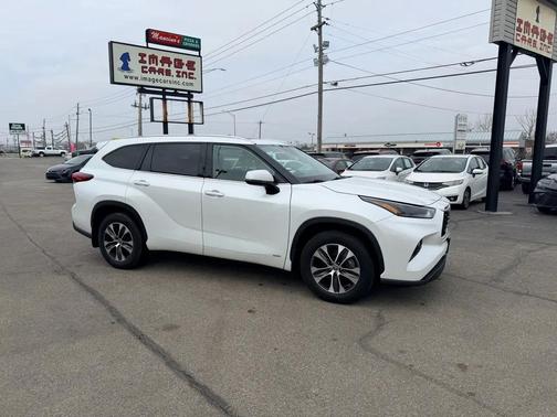 Pearl White 2022 Toyota Highlander Hybrid XLE