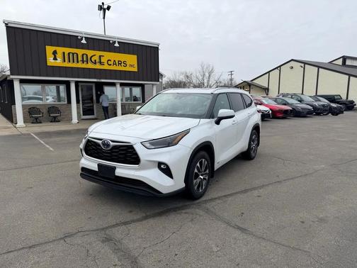 Pearl White 2022 Toyota Highlander Hybrid XLE