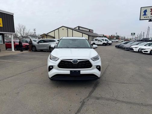Pearl White 2022 Toyota Highlander Hybrid XLE