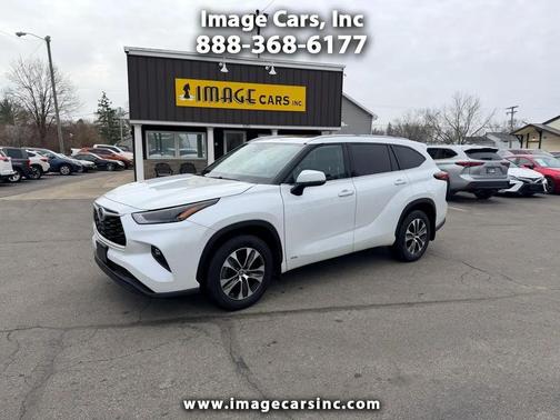 Pearl White 2022 Toyota Highlander Hybrid XLE