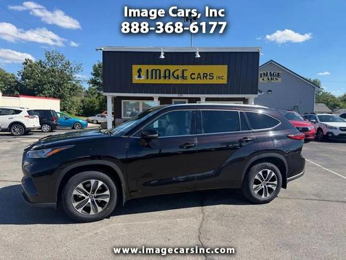 Midnight Black Metallic 2021 Toyota Highlander XLE