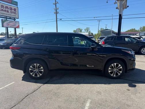 Midnight Black Metallic 2021 Toyota Highlander XLE
