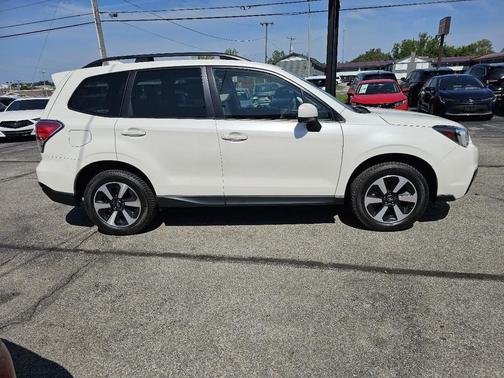 Crystal White Pearl 2018 Subaru Forester 2.5i Premium