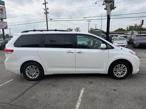 Pearl White 2012 Toyota Sienna XLE