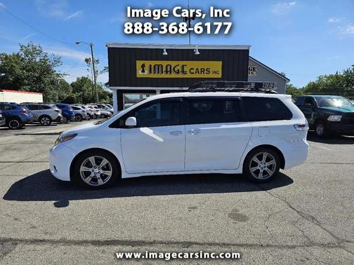 Super White 2017 Toyota Sienna SE