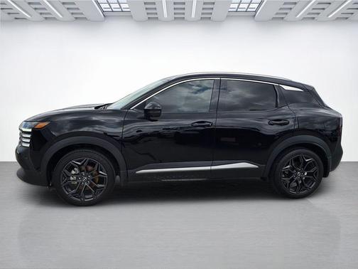 Super Black 2025 Nissan Kicks SR