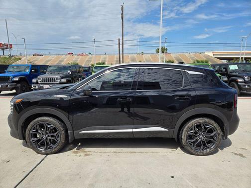 Super Black 2025 Nissan Kicks SR