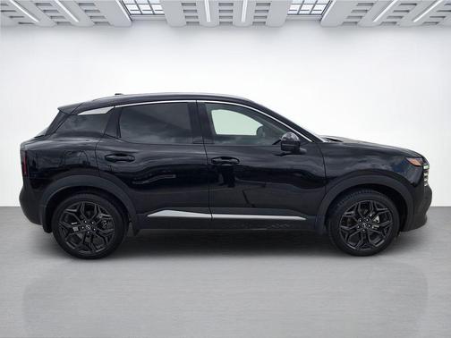 Super Black 2025 Nissan Kicks SR
