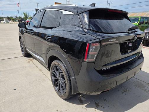 Super Black 2025 Nissan Kicks SR