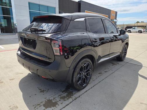 Super Black 2025 Nissan Kicks SR