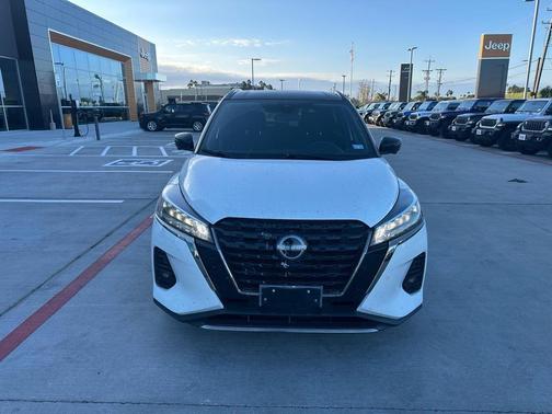 2022 Nissan Kicks SR