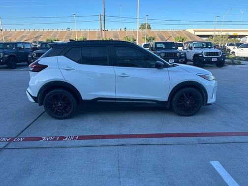 2022 Nissan Kicks SR