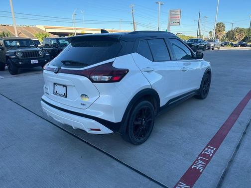 2022 Nissan Kicks SR