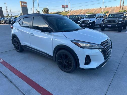 2022 Nissan Kicks SR