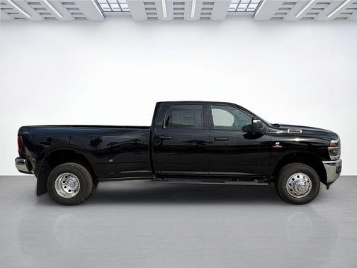 Diamond Black Crystal Pearlcoat 2026 RAM 3500 Tradesman Crew Cab 4x4 8' Box