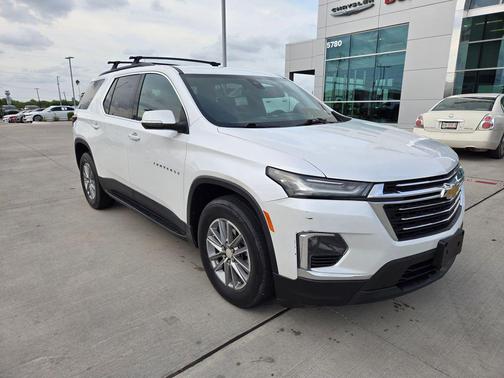 Iridescent Pearl Tricoat 2023 Chevrolet Traverse LT Cloth