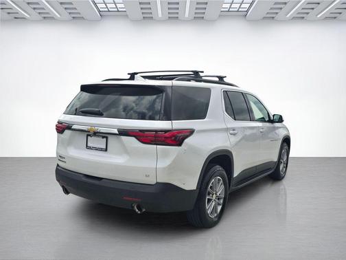 Iridescent Pearl Tricoat 2023 Chevrolet Traverse LT Cloth