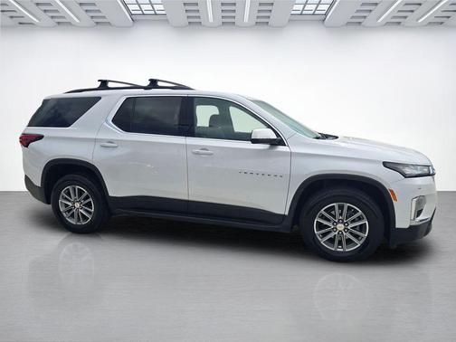 Iridescent Pearl Tricoat 2023 Chevrolet Traverse LT Cloth