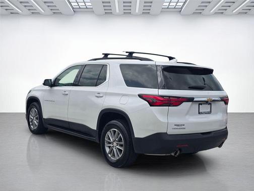 Iridescent Pearl Tricoat 2023 Chevrolet Traverse LT Cloth