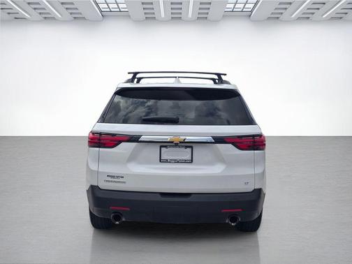 Iridescent Pearl Tricoat 2023 Chevrolet Traverse LT Cloth