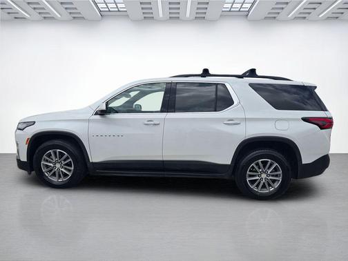 Iridescent Pearl Tricoat 2023 Chevrolet Traverse LT Cloth