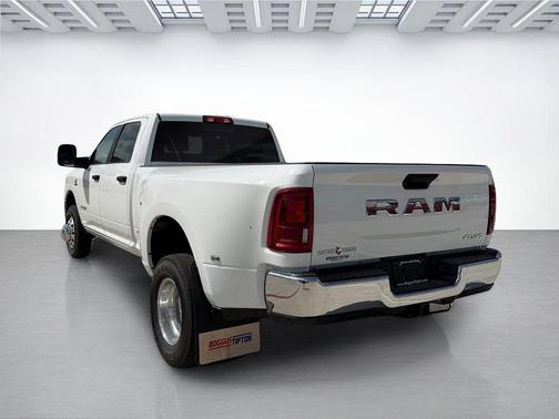 Bright White Clearcoat 2026 RAM 3500 Big Horn Crew Cab 4x4 8' Box