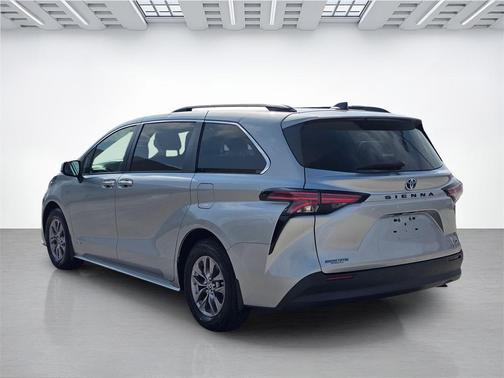 2021 Toyota Sienna LE