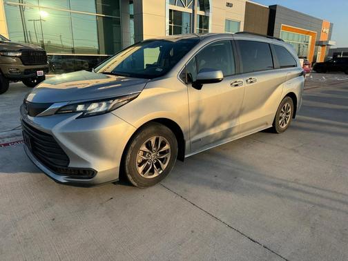 2021 Toyota Sienna LE
