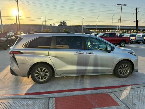 2021 Toyota Sienna LE