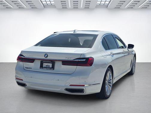 2022 BMW 740 i