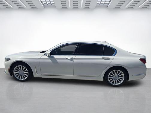2022 BMW 740 i